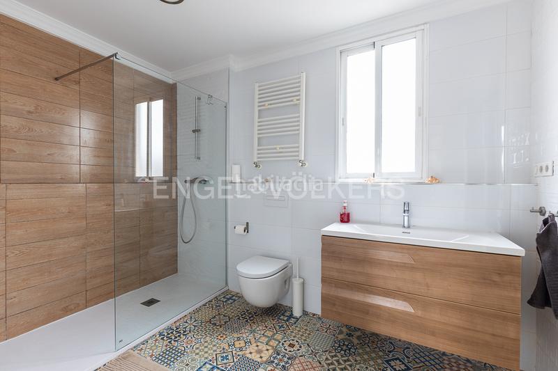 Foto b892b674-34db-4410-bfdd-d64f397190f7. Alquiler ático luminoso ático con terraza para corta estancia en Valencia