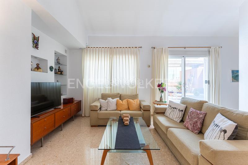 Foto 4b2a73d1-8b1d-4fdf-bf7a-1f2b0c949511. Ático  dúplex con gran terraza en penyaroja en Valencia