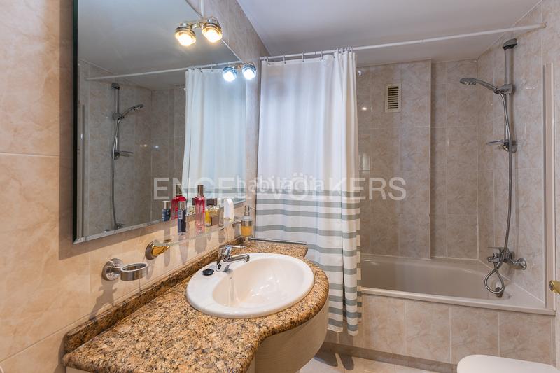 Foto 5645f6b3-530a-42b3-bba6-d675f080eb2c. Ático  dúplex con gran terraza en penyaroja en Valencia