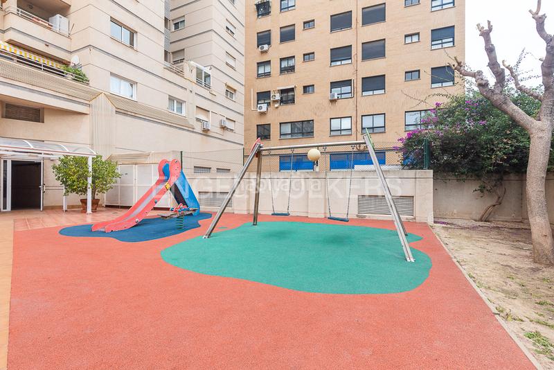 Foto eb9605ef-9c56-4e80-bc2c-8ef4a8284825. Ático  dúplex con gran terraza en penyaroja en Valencia