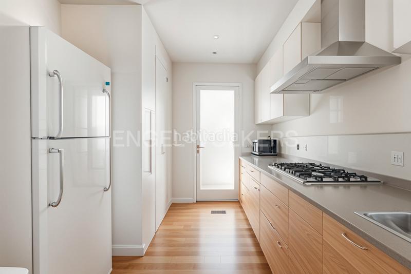 Foto 558a5acf-21e5-4599-9957-7eca76e7047d. Apartamento vivienda de 4 dormitorios en zona de cortes nas en Valencia