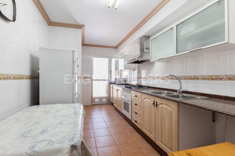 Foto 6c206cf6-b31e-4f91-a80b-99ff63cf85c6. Apartamento vivienda de 4 dormitorios en zona de cortes nas en Valencia