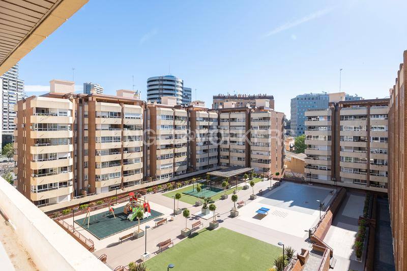 Foto 81162a00-d5c1-4fea-81e7-a9bf513f24fc. Apartamento vivienda de 4 dormitorios en zona de cortes nas en Valencia