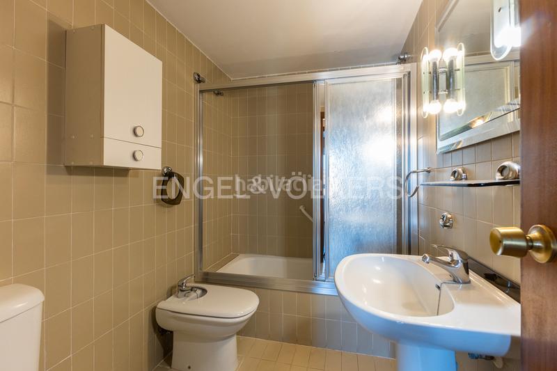 Foto 859fd93f-288d-4b04-80bb-e2c3cc7fd7dd. Apartamento vivienda de 4 dormitorios en zona de cortes nas en Valencia
