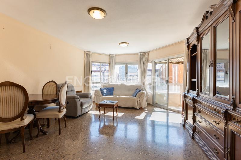 Foto d7bcd61f-0511-42d1-8d4c-e3a9048daa68. Apartamento vivienda de 4 dormitorios en zona de cortes nas en Valencia