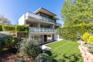 Maison jumelée à El Bosque. Moderno y práctico pareado en el bosque