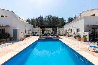 Masia a Jesús Pobre. Villa de 8 dormitorios en una gran parcela con vistas al mar y a