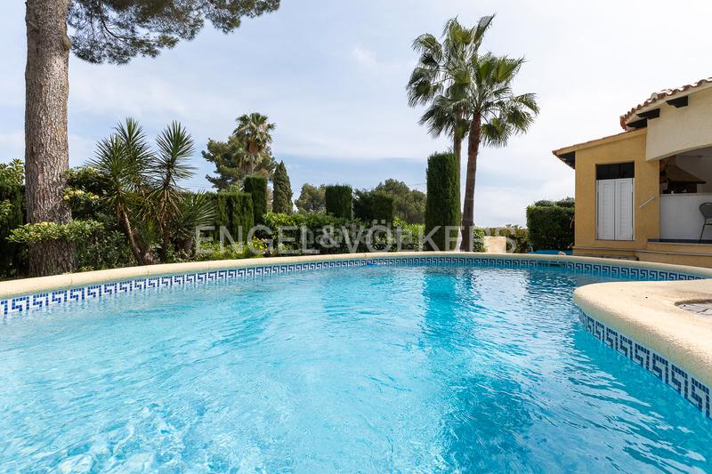 Foto 2f89d6cf-f096-4c7e-bc6d-ea5016c867e4. Casa propiedad exclusiva con vistas, piscina climatizada y jardín en Dénia