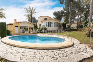 Casa a La Pedrera-Vessanes. Propiedad exclusiva con vistas, piscina climatizada y jardín