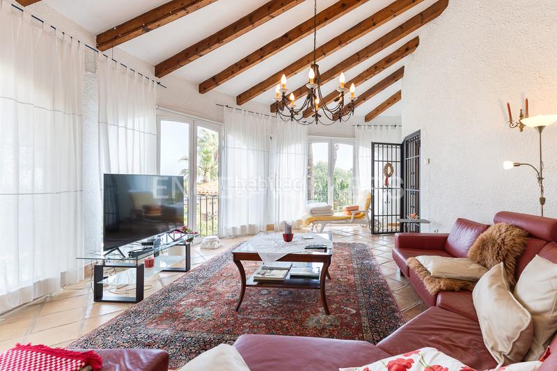 Foto 505d0f3f-2960-413e-878b-82bed00f92ca. Casa propiedad exclusiva con vistas, piscina climatizada y jardín en Dénia