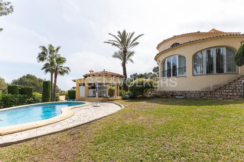 Foto 50e9ec09-d6ec-4773-a35c-291d414b252c. Casa propiedad exclusiva con vistas, piscina climatizada y jardín en Dénia