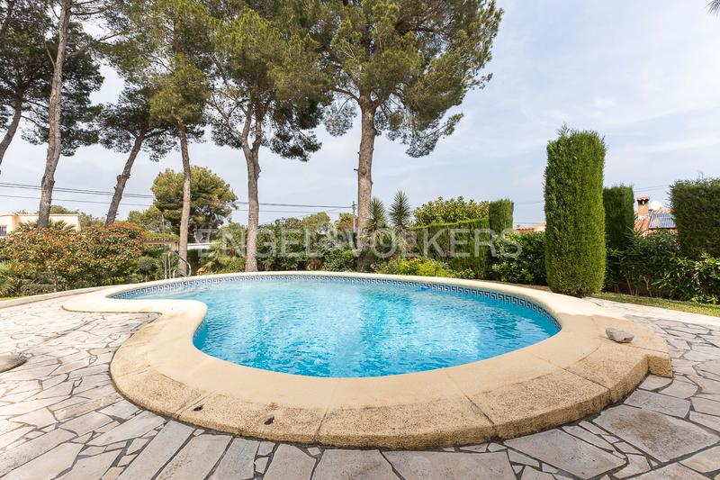 Foto 949cd8a4-cf2b-439e-8fab-2c9493ffbeca. Casa propiedad exclusiva con vistas, piscina climatizada y jardín en Dénia