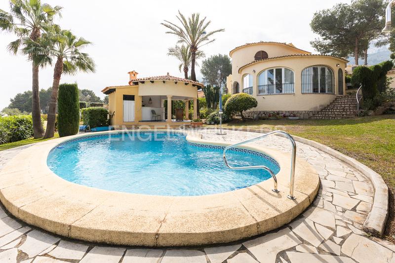 Foto 9d1c3f9d-c80d-4db2-bebb-53f64fbafc42. Casa propiedad exclusiva con vistas, piscina climatizada y jardín en Dénia