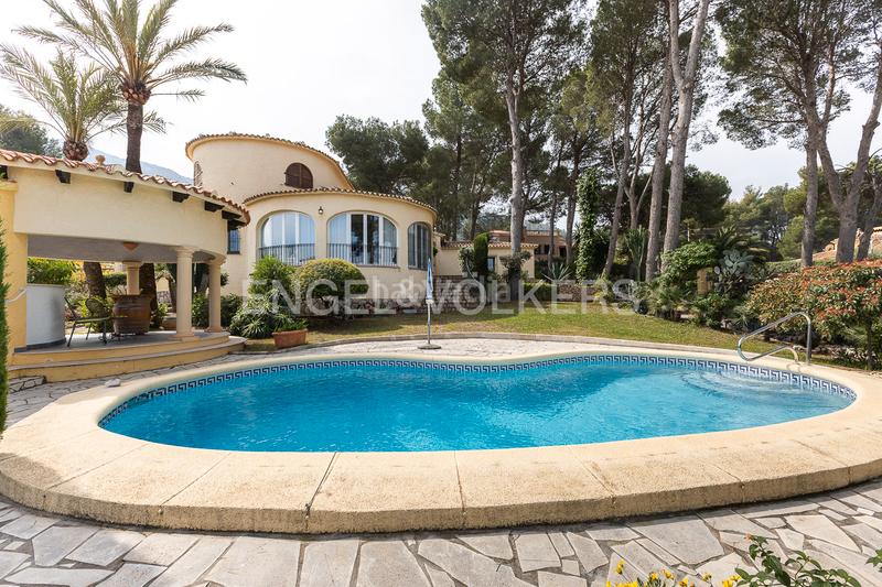 Foto b5d63bce-846b-4089-b7b3-04cb5a5b21a7. Casa propiedad exclusiva con vistas, piscina climatizada y jardín en Dénia