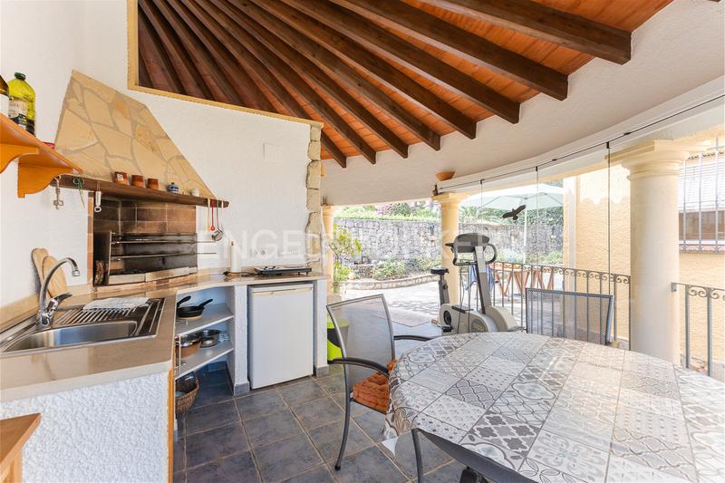 Foto f0138b05-6d4c-4afc-a18a-08420a13f79d. Casa propiedad exclusiva con vistas, piscina climatizada y jardín en Dénia