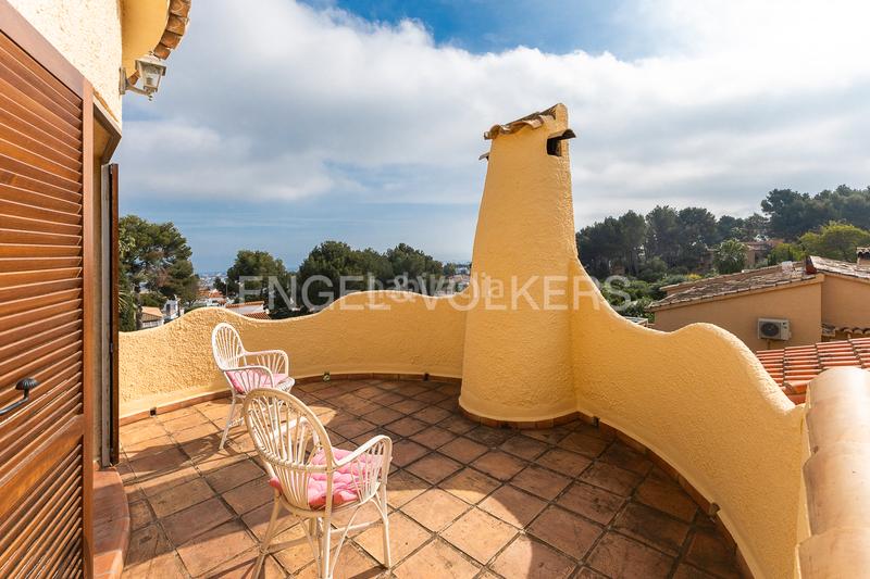 Foto f8587f73-a09c-4874-8d8d-32086bb9b959. Casa propiedad exclusiva con vistas, piscina climatizada y jardín en Dénia