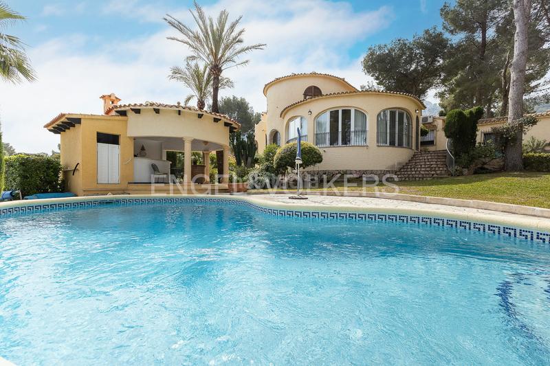 Foto ff0d3427-a8a9-4613-80a6-4ef85d2e6189. Casa propiedad exclusiva con vistas, piscina climatizada y jardín en Dénia