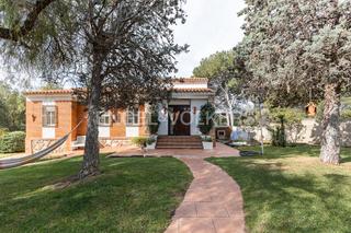 Haus in San Antonio de Benagéber. Preciosa casa reformada en una planta y con apartamento de invit