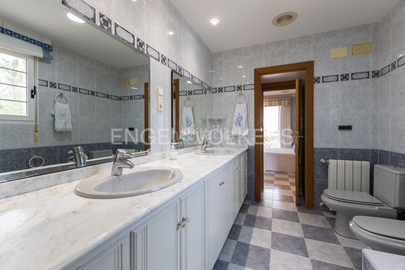 Foto 7d401fd0-6c22-4d2b-8720-fc6946cd7488. Country house with heating parking pool in Piles