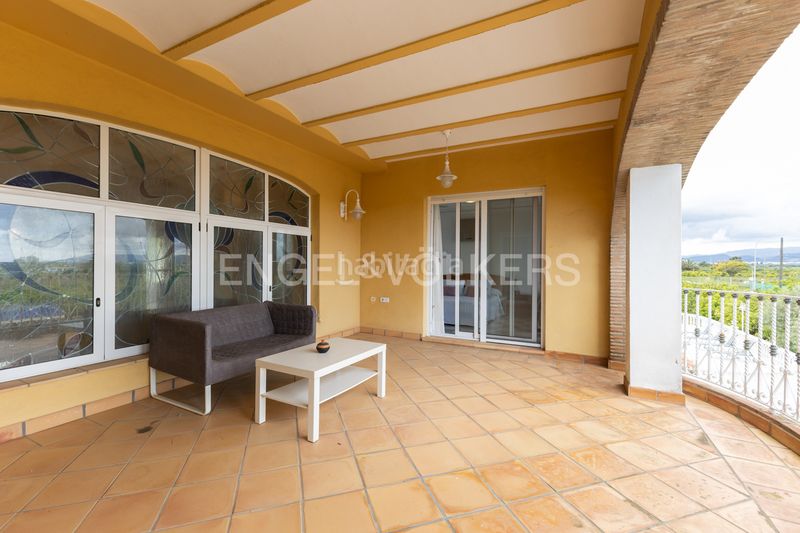 Foto b8dfa34f-cd0e-4d56-bb53-38091a6cf583. Country house with heating parking pool in Piles