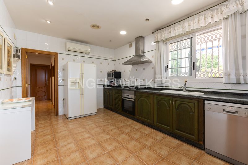 Foto ba6131ce-13d1-400a-9dc8-d016a5ff92a4. Country house with heating parking pool in Piles