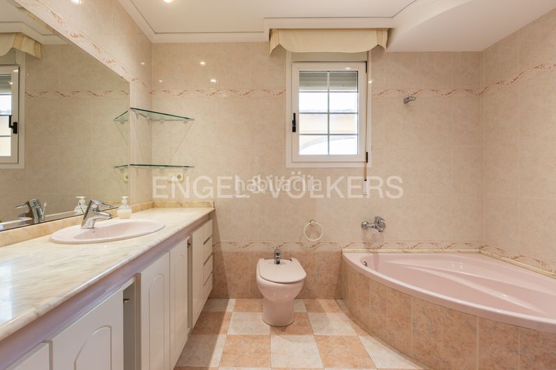 Foto c75aed2b-1d1d-438b-8d8a-f35d30653904. Country house with heating parking pool in Piles