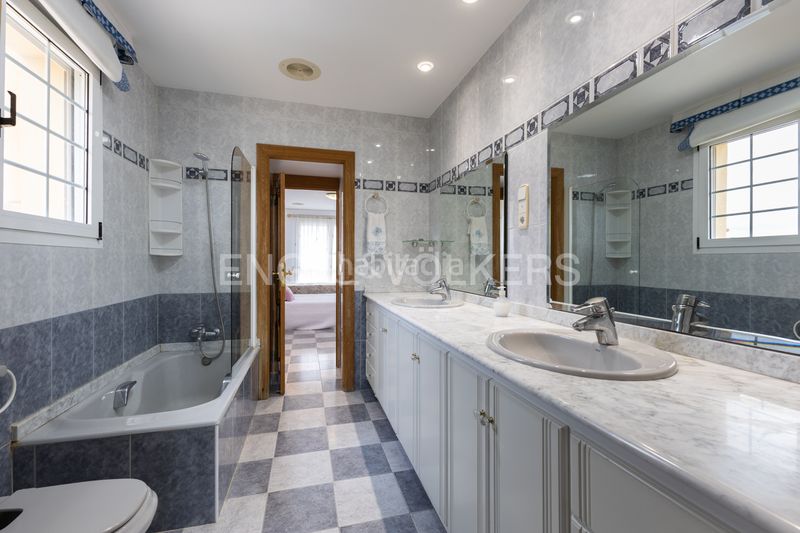 Foto dc1b54b5-039c-4925-a1c5-4907af2d38e0. Country house with heating parking pool in Piles