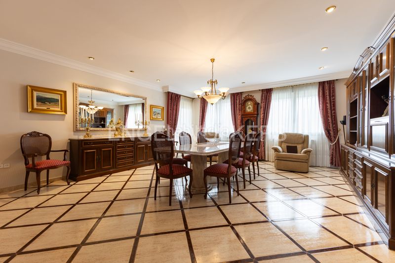 Foto ddecc365-8646-4771-9912-09303167d753. Country house with heating parking pool in Piles