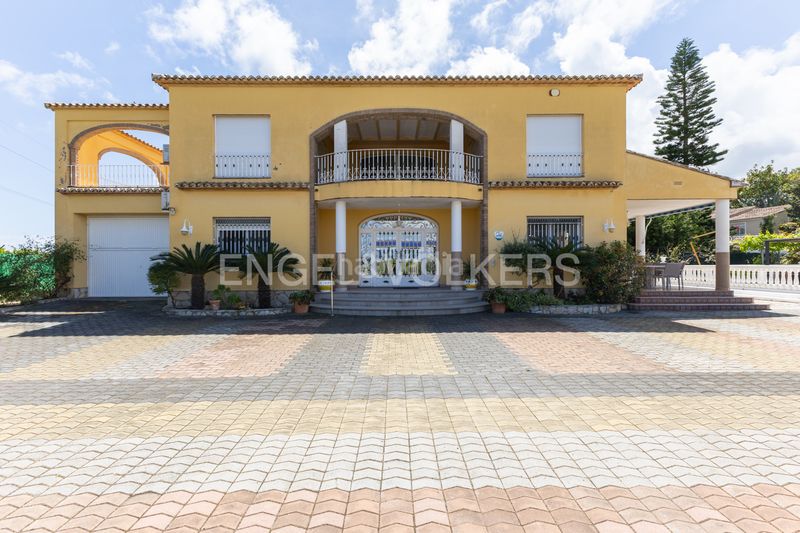 Foto f0b9330a-30f9-4d06-a1bf-8f913f5e9471. Country house with heating parking pool in Piles