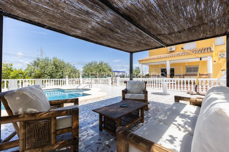 Foto f7174300-8122-498a-8f9c-733e99b92ac0. Country house with heating parking pool in Piles
