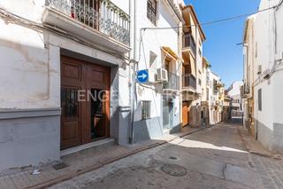 Casa adossada a Centro-El Castillo. Casa histórica en sagunto con terraza soleada y vistas a montaña