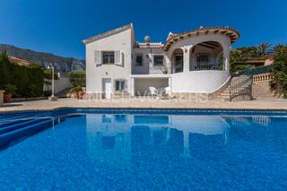 House in Las Rotas / Les Rotes. Encantador chalet con vistas y piscina en san nicolastroies