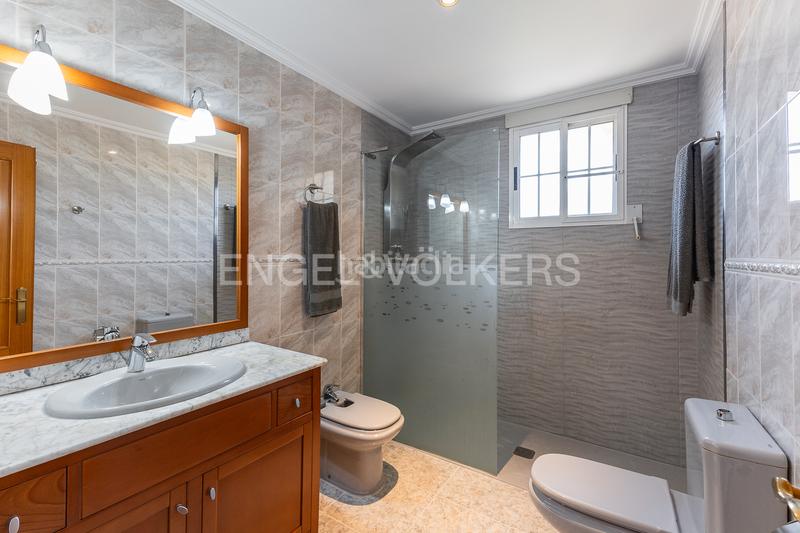 Foto f62d344a-97bf-4096-9757-6bc24efd4bb9. Casa con riscaldamento parcheggio piscina in Montealegre Eliana (l´)