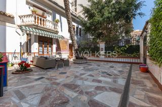 Pis a Barrio de Patraix. Chalet  residencial  en pleno centro de valencia junto a mercado