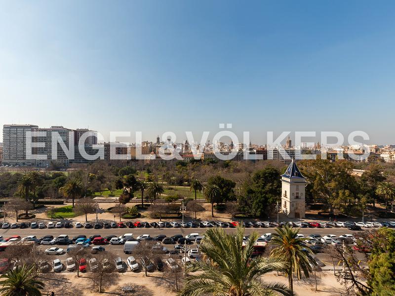 Foto 0fbc3ec3-fb32-48ae-ab08-2fff43b02b89. Car parking in Exposició Valencia