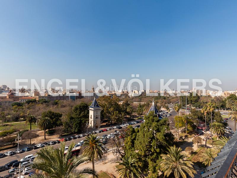 Foto dee59604-c0fe-48f0-8567-cc08f3bb1040. Car parking in Exposició Valencia