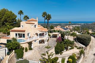 Casa a Pedreguer. Elegancia mediterránea con vistas infinitas al mar, al montgó y