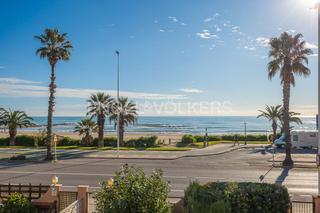 Rent House in El Grao. Exclusivo adosado frente al mar