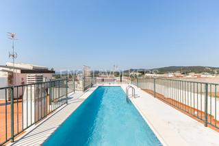Àtic a Casinos. Piso con trastero, plaza de garaje y piscina comunitaria en casi