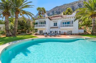 Casa a El Montgó. Villa con apartamento de invitados y vista al mar