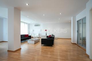 Apartament a Russafa. Elegante y amplia vivienda junto a la calle colón