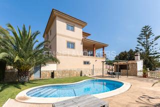 Casa a Turís. Amplia casa con piscina y vistas panorámicas en altury