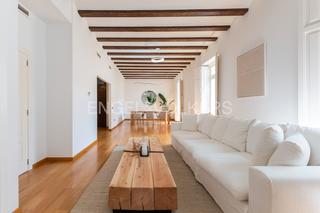Apartament  Tapineria. Espaciosa propiedad en edificio señorial junto a la plaza de la
