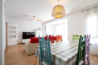 Lloguer Apartament  C/ de la democràcia. Amplia vivienda al lado del rio turia