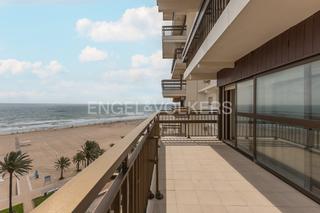 Appartement à Playa de Gandía. Amplio y acogedor apartamento en primera linea de la playa de ga