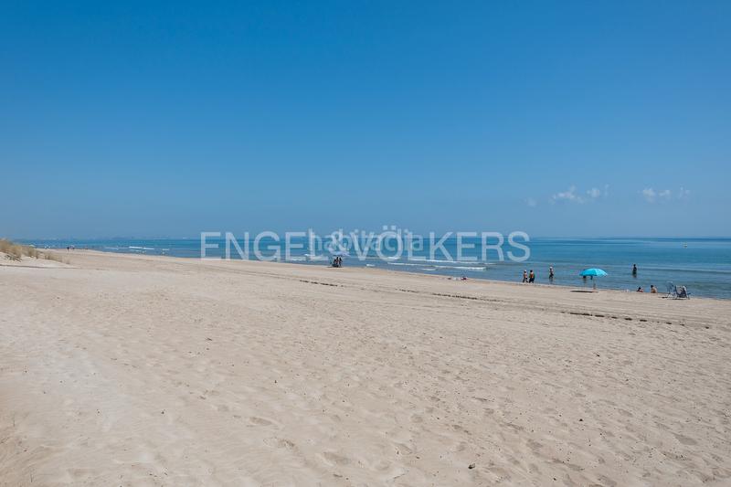 Foto 01c2185e-501e-4e63-bac8-62f9edf95782. Attico con riscaldamento parcheggio in El Perellonet Valencia