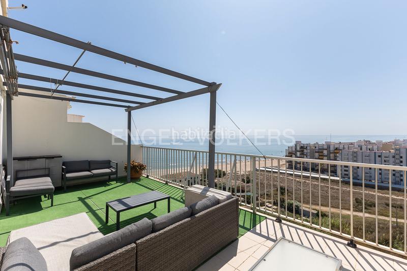 Foto 2f5310ec-66f4-4f30-91eb-735b1c946d9c. Attico con riscaldamento parcheggio in El Perellonet Valencia