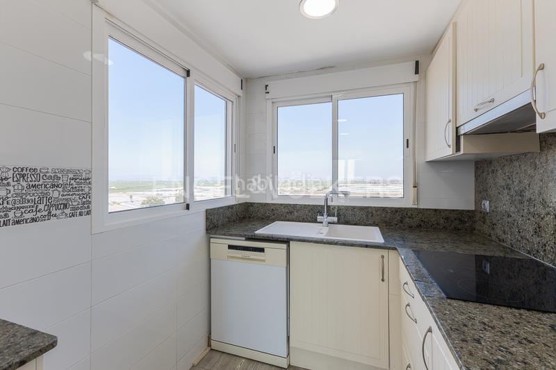 Foto 563307f6-bf04-48c7-8cf2-0fb1704c4b6d. Attico con riscaldamento parcheggio in El Perellonet Valencia