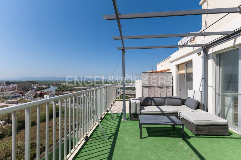 Foto fa7e799e-4bee-45ad-8093-0eba7a1c61f7. Attico con riscaldamento parcheggio in El Perellonet Valencia