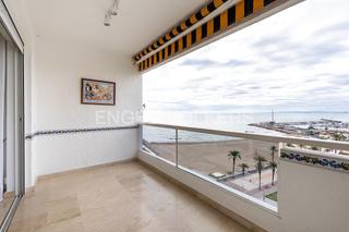 Location Appartement  Avinguda de la mar. Piso en primera línea de playa